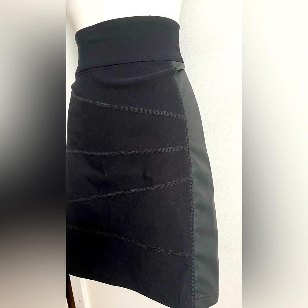 Stretchy black skirt